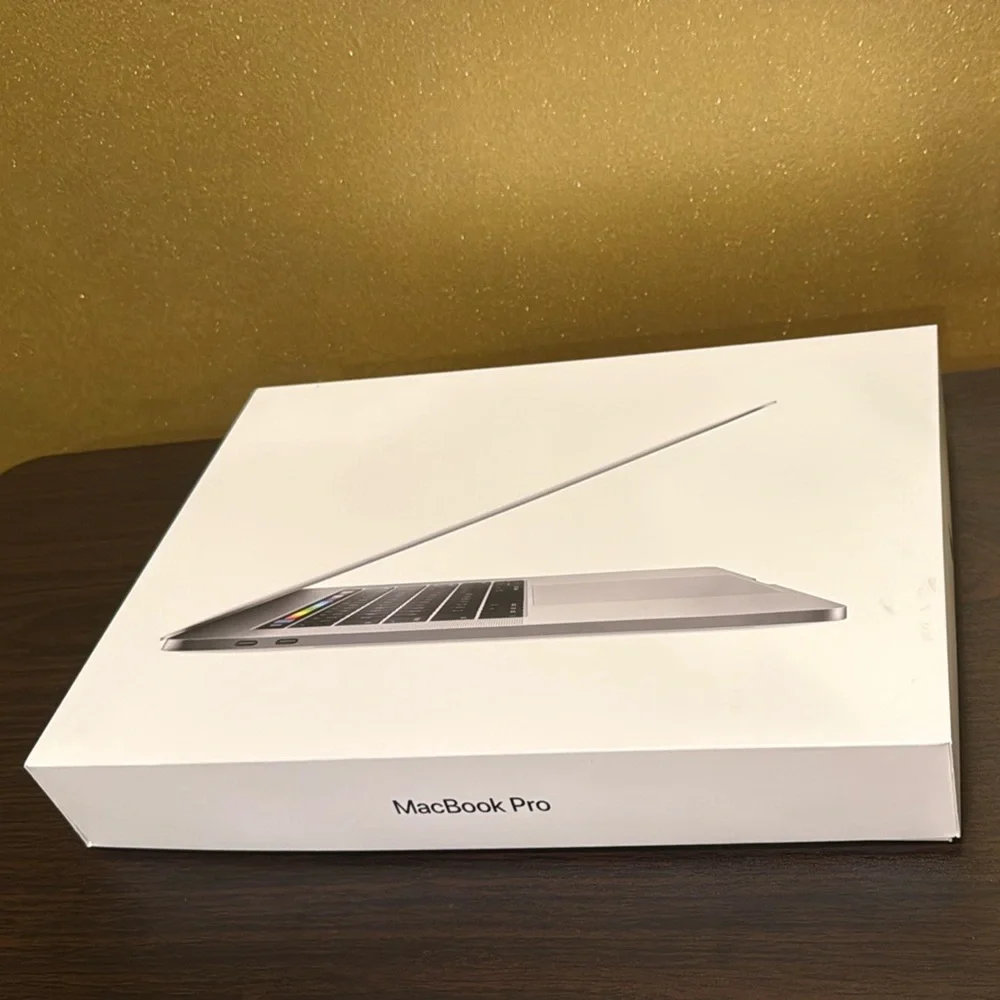 Apple MacBook Pro 15.4-inch Silver Laptop with Box 512GB SSD